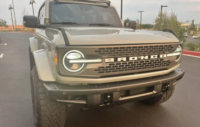 Cactus Gray Badlands : 35’s, Black Rhino Gunmetal wheels, Toyo A/T tires, LED corner lights and lightbar, painted fenders