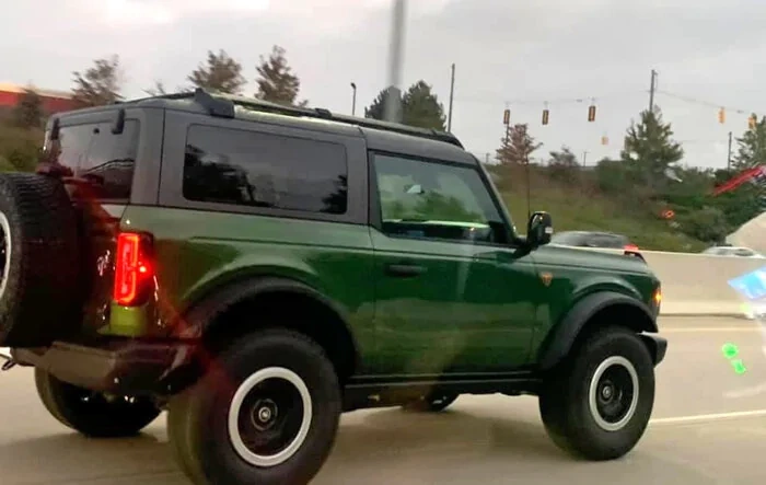 🚨Eruption Green 2-door Bronco Badlands spotted on the move 💚