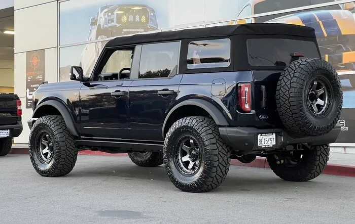 Bandlands on 1" leveling kit with 35’s and Fuel wheels (+1mm offset)