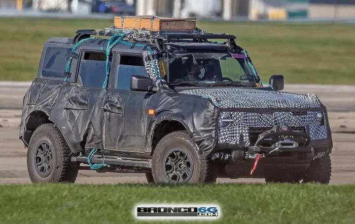 🕵🏻‍♂️ Spied! 2022 Bronco Everglades Showing Winch, Snorkel, Roof Rack
