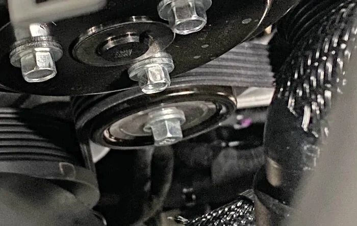 PSA for 2.7 engine: check belt pulley nut for contact with coolant hose