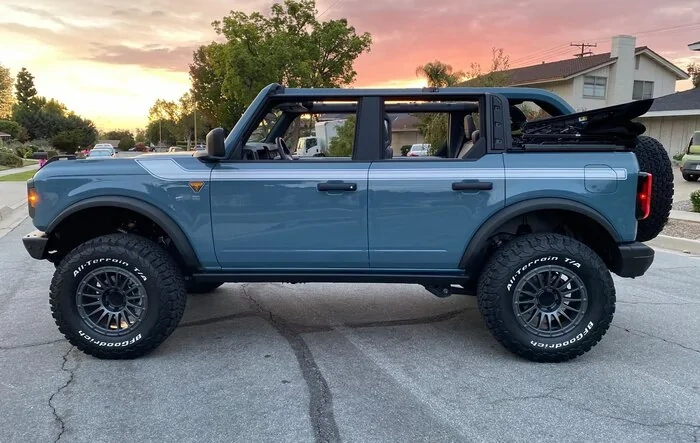 Badlands 4-Door on Maxlider 4" lift, 18" Method Wheels, BFG KO2 35's, RiderGraphix stripes