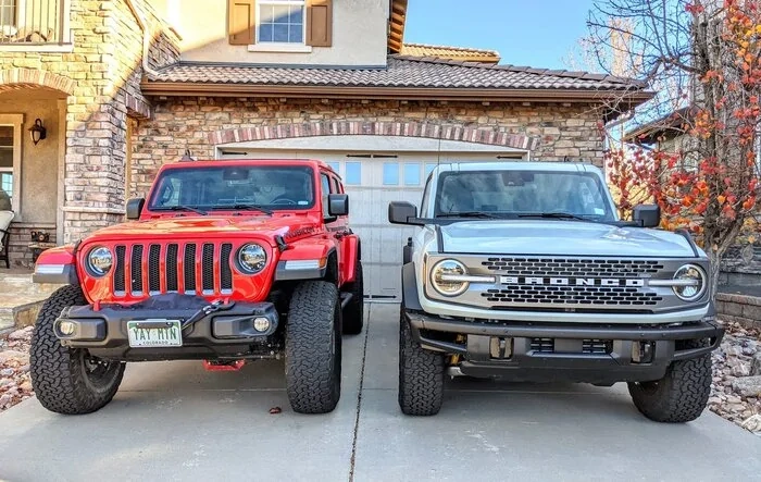 Stock Bronco Badlands side-by-side vs Jeep Wrangler Rubicon on 3.5" and 37's