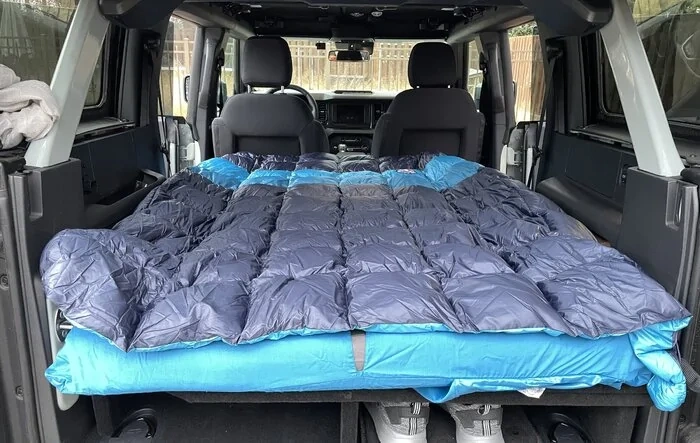 💤 Sleeping deck build in 4-door Bronco with photos, plans, and recommendations for a mattress and bedding setup.