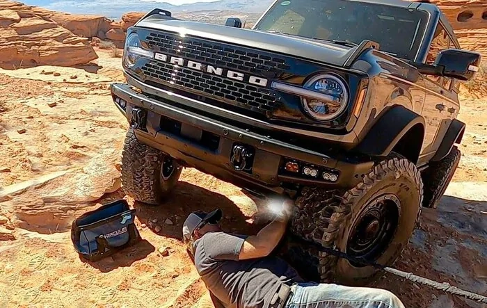 Matt’s Offroad Recovery rescues a Bronco by welding tie rods on the trail!