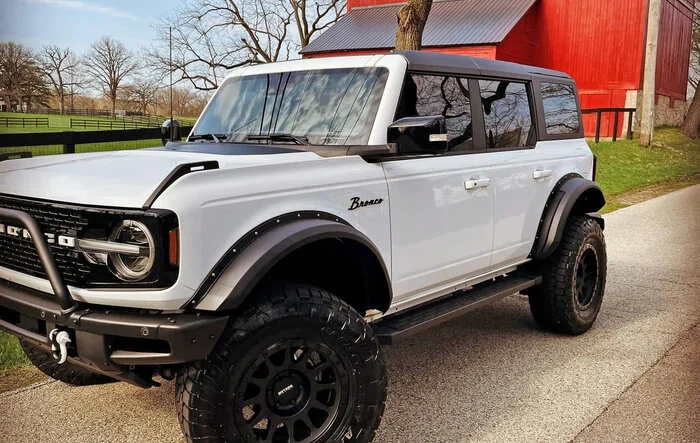 Oxford White Bronco Wildtrak | Maxlider Fender Flares, Maxlider Lift, Katzkin, MRT Exhaust, Method & Toyo