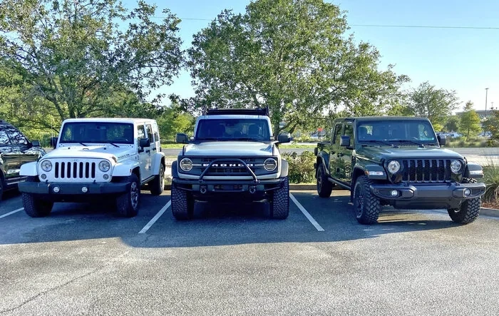 BaseSquatch Bronco vs Willy's Gladiator and JK Rubicon