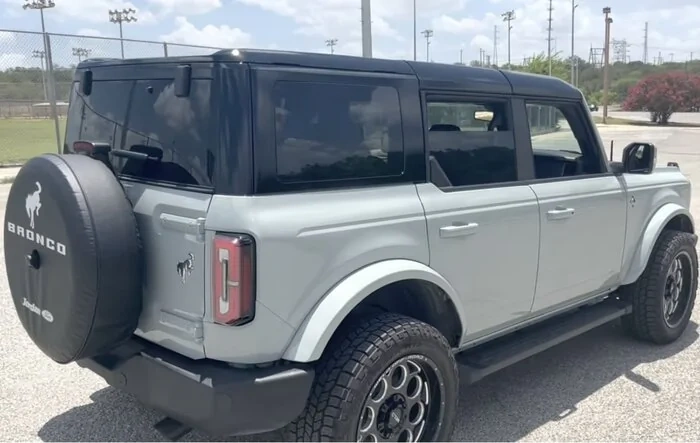 Bronco MIC hardtop painted gloss black