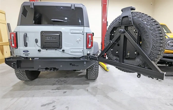 RH4x4: Rear Bumper with Tire Carrier