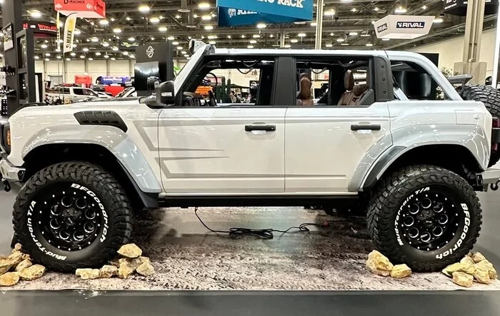 📸 Maxlider Bronco Raptor Build With Non-Body Color Painted Fender Flares [SEMA 2022]