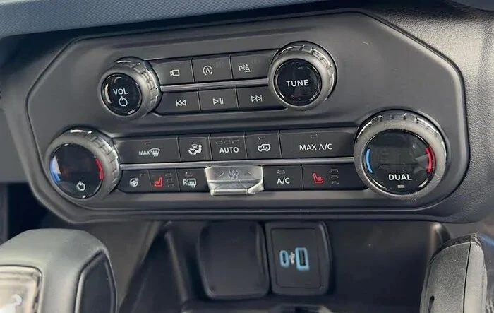 Got my 2023 Bronco Raptor WITH Digital Temperature Knobs 🌡️