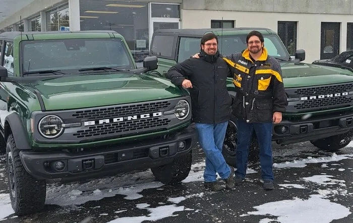 🧍🏻🧍🏻Twin brothers ordered identical Broncos on same day and got both delivered on same day