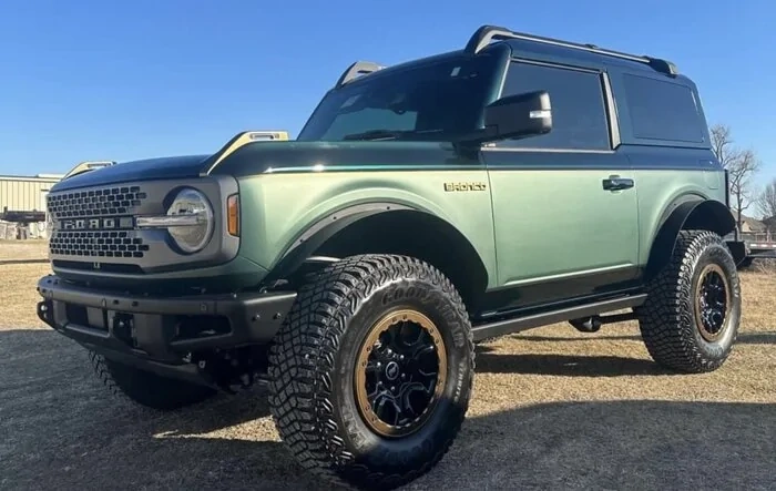 It’s a wrap! 2-Tone Bronco Badlands in 3M matte pine green + TeckWrap glossy green black silk