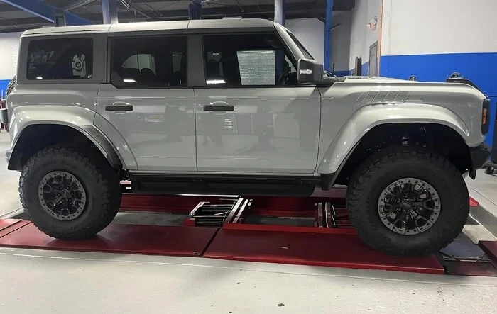 Bronco Raptor on 1" leveling kit and painted flares