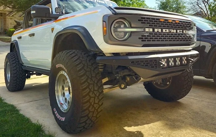 Lobo Off-Road HNT bumper with skid + Quake LED 4.5″ RGB work lights