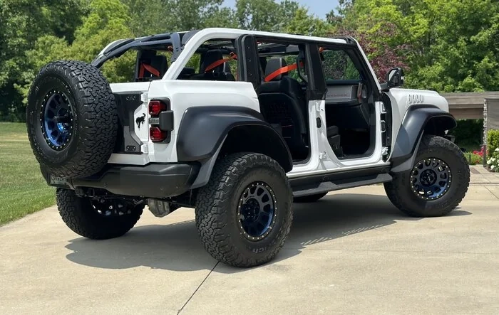 Method Race Wheels 305 Gloss Bahia Blue w/Black Lip Installed + Tailgate Bumper Solution [Bronco Raptor]