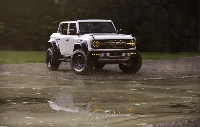 Bronco Raptor in Oxford White - Professional photo shoot.  Credits:  the Very talented Cody Lind https://codylindphotography.com/