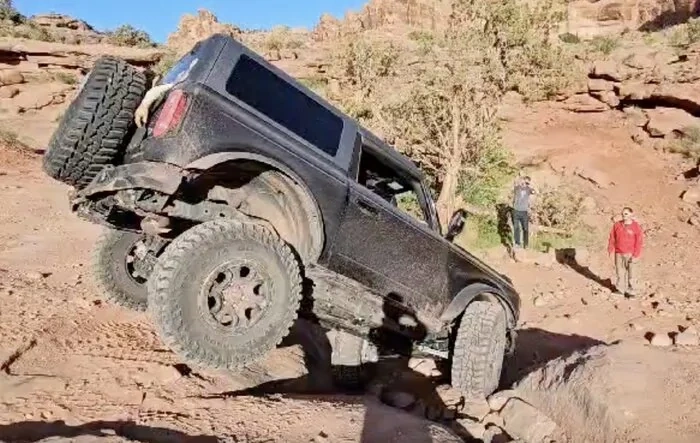 2-Door Bronco Sasquatch Trip to Cliff Hanger @ Moab. Tie-Rod Broken, Fixed, Finished Trail
